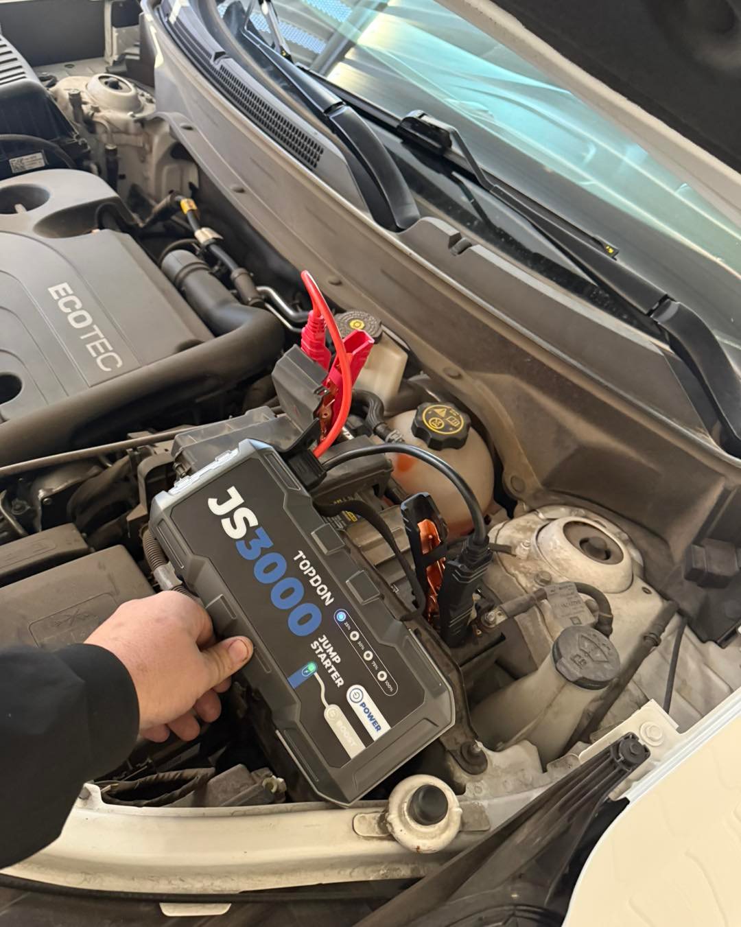 Emergency roadside assistance jump start for dead car batteries in Tempe